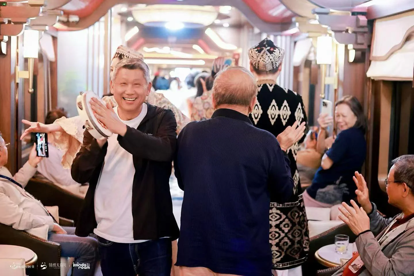 Guests join a tambourine and applause activity in the Jinxiu Tianfu lounge