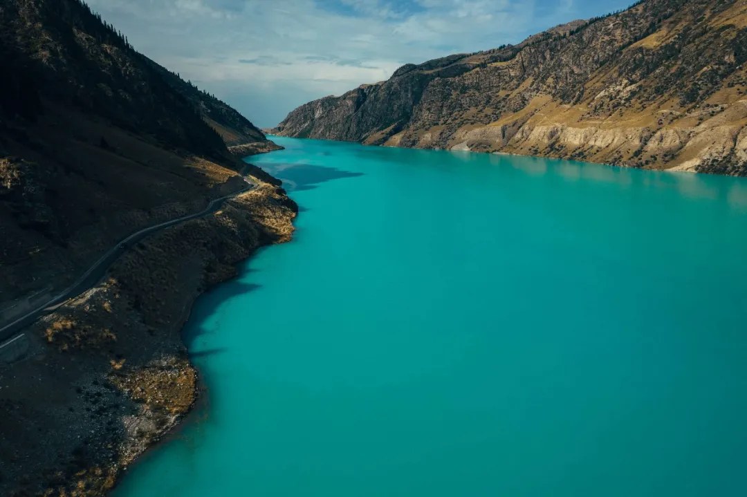Turquoise water and steep mountains in Kurdining