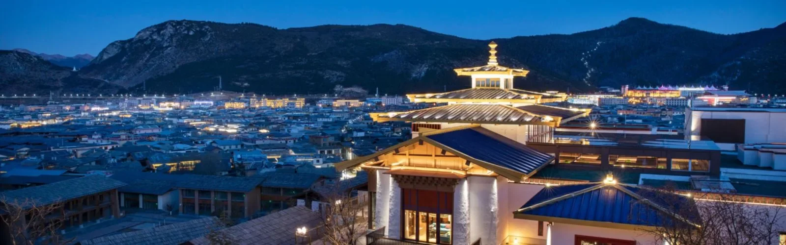 迪庆月光城英迪格酒店与独克宗古城夜景