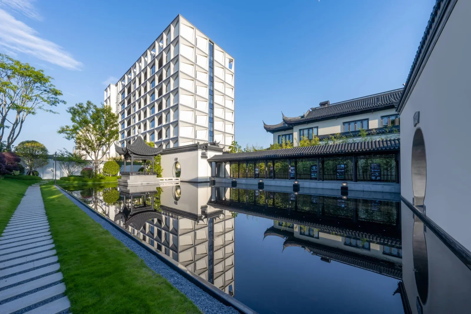 腾冲温德姆至尊温泉酒店的庭院与水景