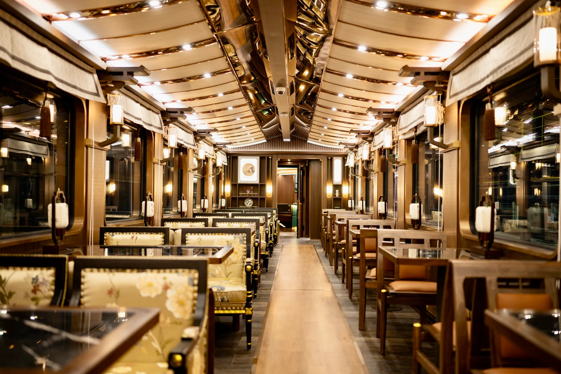 Tables and aisle in the Jinshi dining car