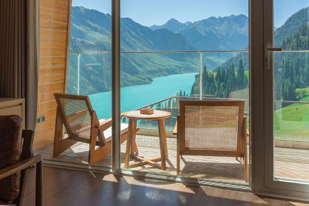 A reference lakeside terrace in the Muzitao accommodation material