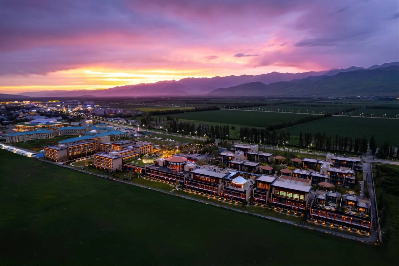 An Ili hotel exterior in the 2027 customer material